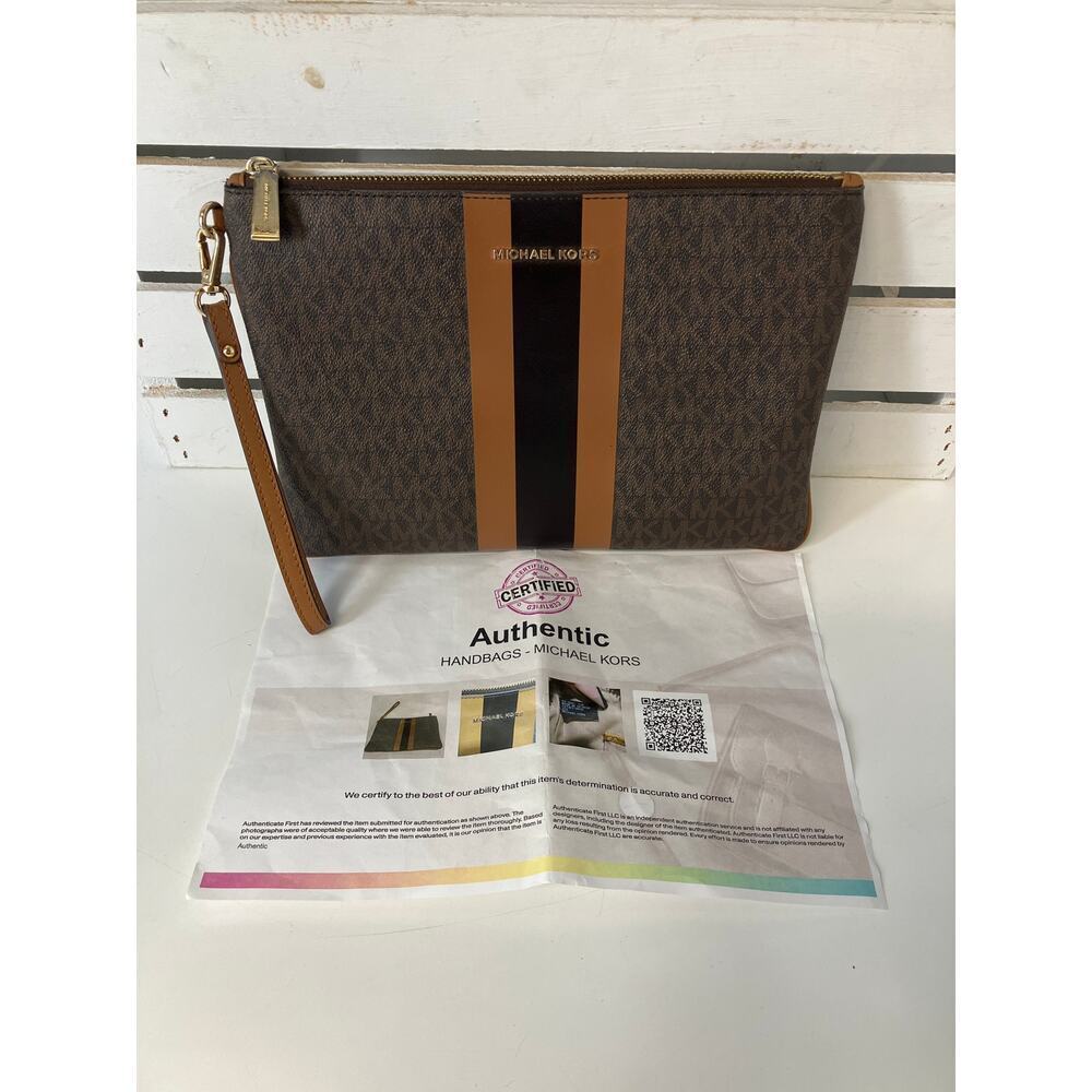 MICHAEL KORS LARGE BROWN, TAN SIGNATURE PRINT WRISTLET
